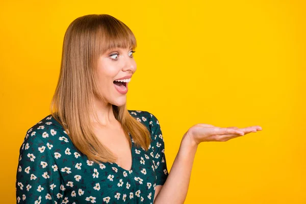 Фотографія молодої жінки, захопленої здивованою продажем, демонструє рекламу продукту, яка пропонує порожній простір ізольовано на жовтому кольорі — стокове фото