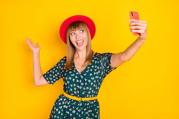 Portret van charmante vrolijke meisje maken selfie poseren met plezier demonstreren look outfit geïsoleerd op glans gele kleur achtergrond — Stockfoto