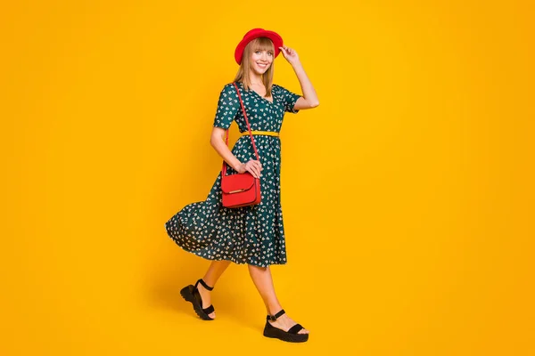 Full length body size άποψη του αρκετά χαρούμενο κορίτσι πηγαίνει ταξίδια συγκινητικό καπέλο απομονώνονται σε φωτεινό κίτρινο χρώμα φόντο — Φωτογραφία Αρχείου