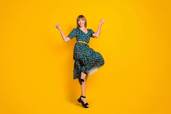 Foto de perfil de longitud completa de la señora bonita levantarse manos hacia arriba mirar cámara radiante sonrisa aislada en el fondo de color amarillo — Foto de Stock