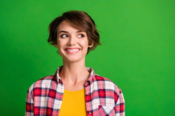 Close up retrato de jovem sorriso olhar espaço vazio xadrez roupa isolada no fundo de cor verde — Fotografia de Stock
