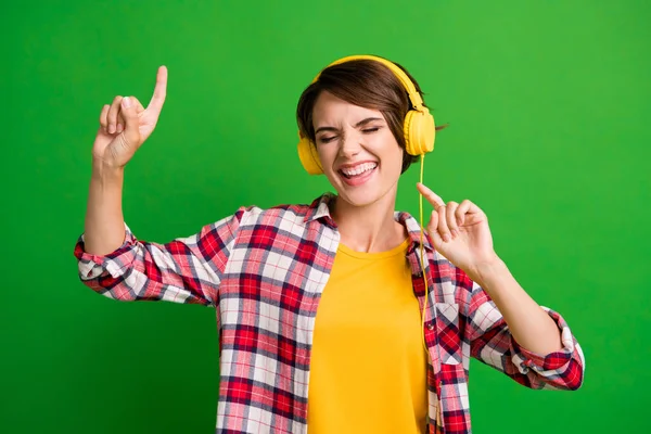 Foto von funky entzückende Kurzhaarfrisur Dame Musik hören geschlossenen Augen tanzen tragen rotes Hemd isoliert über lebendige grüne Farbe Hintergrund — Stockfoto