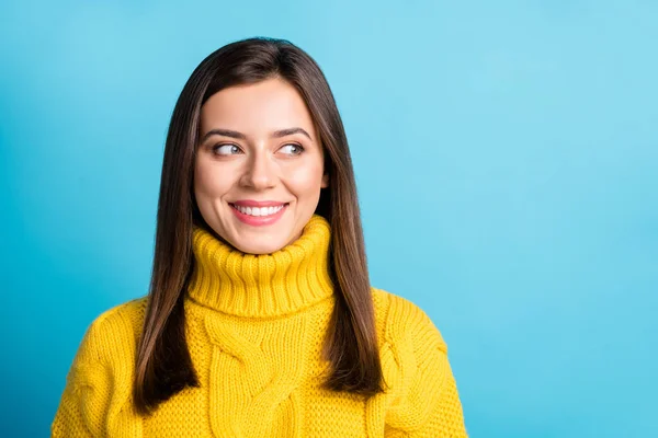 Primer plano retrato de atractiva chica alegre mirando a un lado espacio de copia anuncio aislado sobre fondo de color azul brillante — Foto de Stock