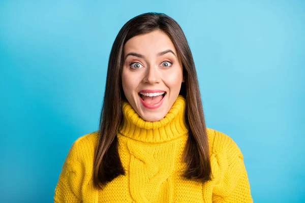 Foto de impressionado bonito muito jovem mulher vestida pulôver amarelo isolado azul cor fundo — Fotografia de Stock