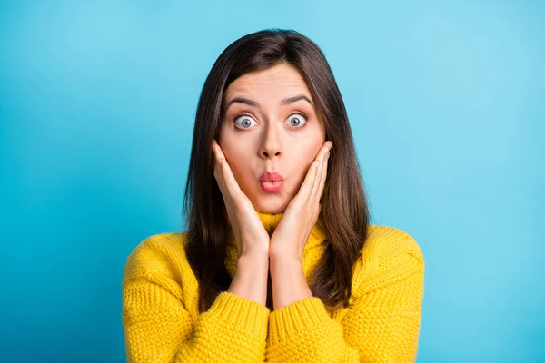 Primer plano retrato de encantadora funky chica sorprendida noticias wow reacción puchero labios tocando mejillas aislado sobre brillante azul color de fondo — Foto de Stock