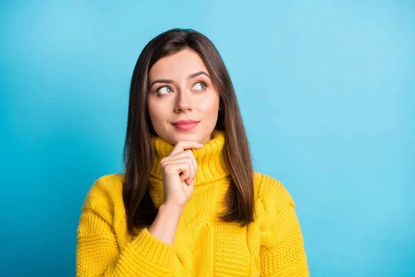 Close-up portret van mooie minded verbijsterd meisje kijken opzij kopiëren lege ruimte beslissen geïsoleerd over helder blauwe kleur achtergrond — Stockfoto