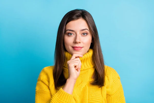 Close-up portret van vrij verbijsterd meisje aanraken kin beslissen geïsoleerd over helder blauw kleur achtergrond — Stockfoto