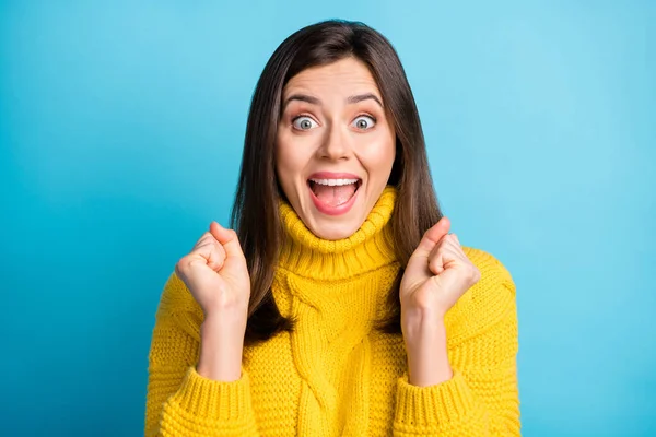 Close-up retrato de menina sorte muito alegre se divertindo segurando punhos isolados sobre fundo de cor azul brilhante — Fotografia de Stock