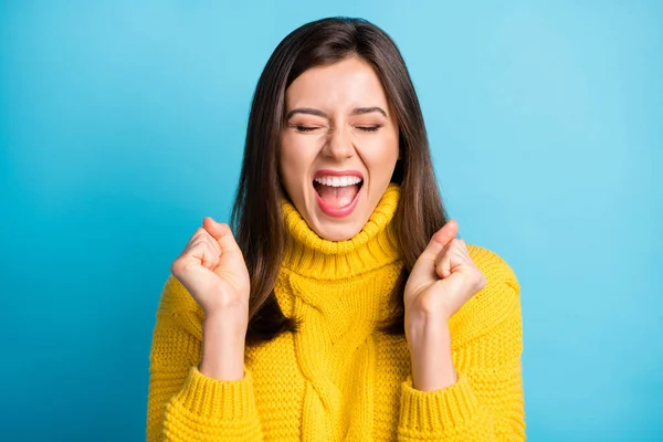 Nahaufnahme Porträt der schönen ekstatischen fröhlich glücklichen Mädchen Fan hält Fäuste isoliert über hellblauen Farbhintergrund — Stockfoto
