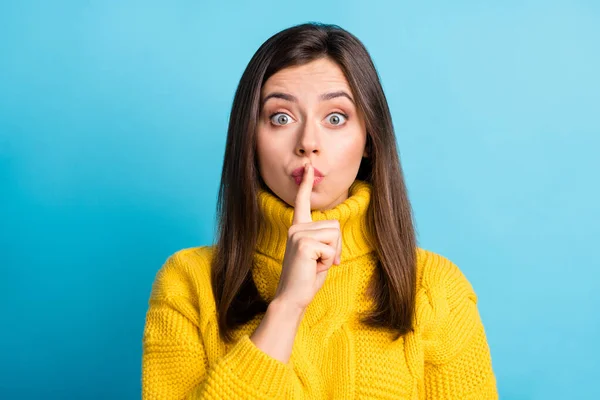 Retrato de cerca de la encantadora chica misteriosa que muestra el signo shh encerrado aislado sobre fondo de color azul brillante — Foto de Stock