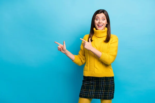 Retrato de encantadora chica alegre asombrada demostrando anuncio de consejos de espacio de copia aislado sobre fondo de color azul brillante —  Fotos de Stock