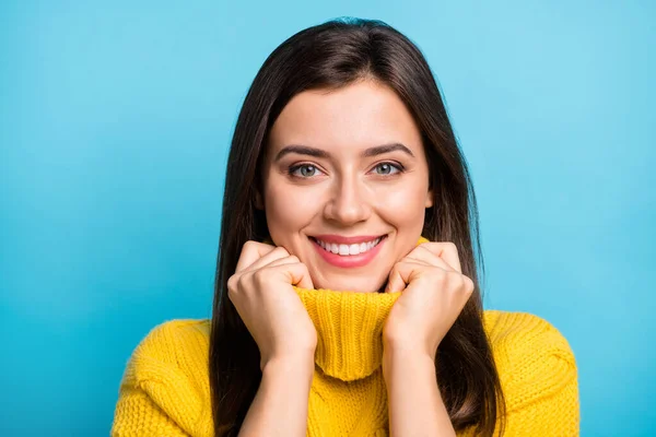 Foto di dolce adorabile giovane signora indossare giallo mano braccia maglione sorridente isolato colore blu sfondo — Foto Stock