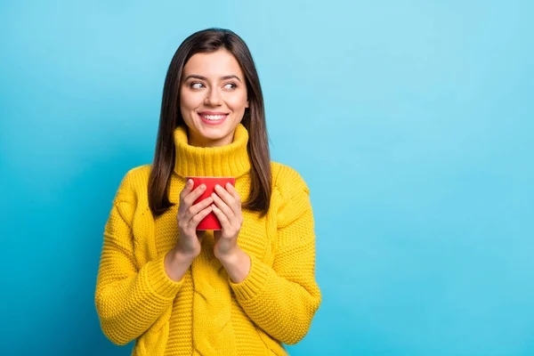 Retrato de menina muito alegre beber cacau olhando para o lado cópia espaço anúncio isolado sobre fundo de cor azul brilhante — Fotografia de Stock