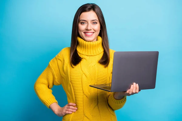 Porträt der schönen fröhlichen Mädchen hält in den Händen Laptop studieren Remote-Aufenthalt zu Hause isoliert über Glanz blaue Farbe Hintergrund — Stockfoto