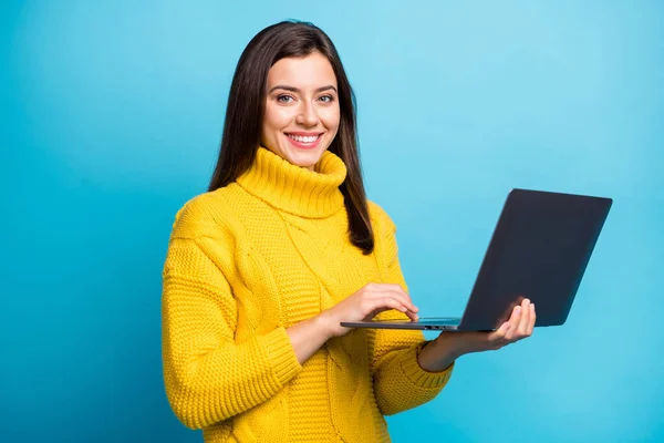 Profil Seitenansicht Porträt von schönen fröhlichen Mädchen hält in den Händen Laptop beobachten Lektion isoliert über helle blaue Farbe Hintergrund — Stockfoto