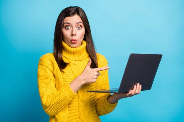 Ritratto di ragazza piuttosto stupita labbra broncio stordito tenendo in mano laptop dimostrando isolato su sfondo di colore blu brillante — Foto Stock