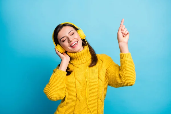 Retrato de encantadora chica de ensueño alegre escuchar alma solo hip hop moderno aislado sobre fondo de color azul vivo —  Fotos de Stock