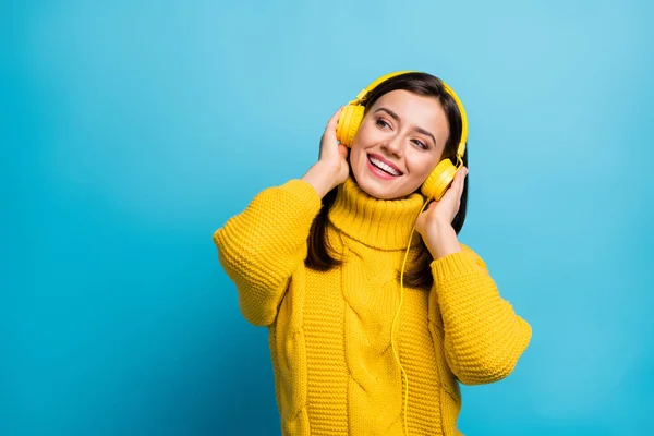 Retrato de chica bastante alegre fan escuchar single hit moderno jazz tiempo libre aislado sobre fondo de color azul vivo —  Fotos de Stock