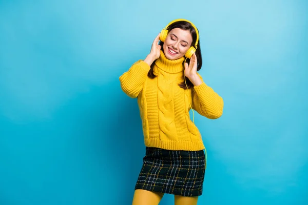 Foto von charmanten süßen jungen Dame tragen gelben Pullover Kopfhörer tanzen geschlossenen Augen isoliert blaue Farbe Hintergrund — Stockfoto