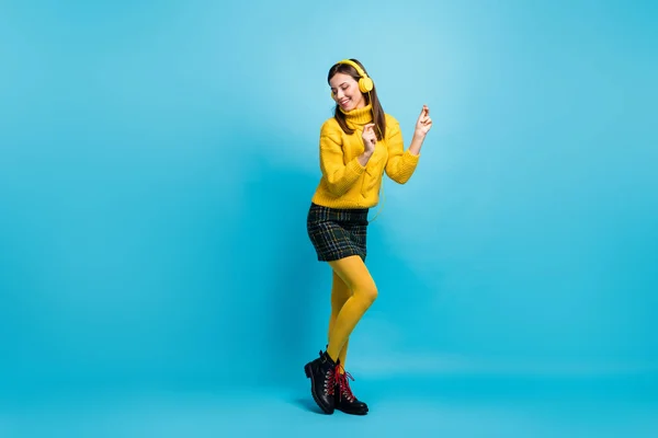 Pełna długość zdjęcie błyszczący uroczy młoda dama nosić żółty sweter słuchawki taniec rytm odizolowany niebieski kolor tło — Zdjęcie stockowe