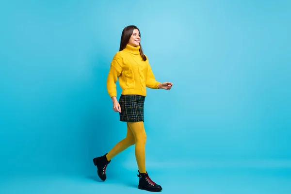 Foto de comprimento total de adorável encantador jovem senhora usar camisola amarela andando isolado fundo de cor azul — Fotografia de Stock