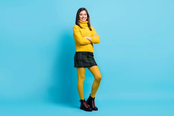 Full length φωτογραφία του αξιολάτρευτο χαριτωμένο νεαρή γυναίκα ντυμένος κίτρινο χέρια πουλόβερ διπλωμένα απομονωμένο μπλε φόντο χρώμα — Φωτογραφία Αρχείου