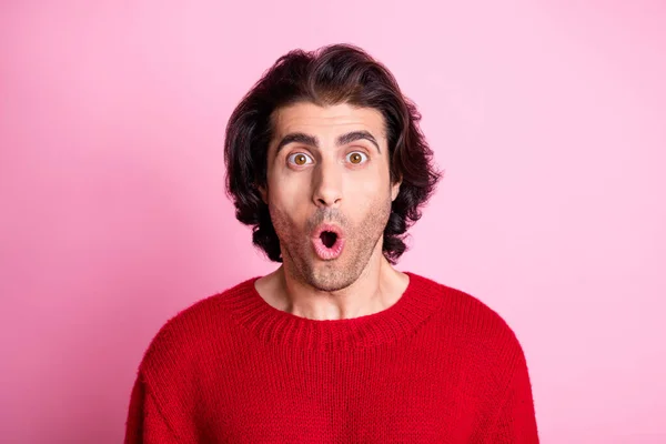 Retrato de joven guapo sorprendido sorprendido sorprendido hombre sorprendido escuchar malas noticias aisladas en el fondo de color rosa — Foto de Stock