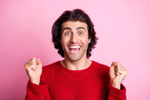 Portrait de jeune beau excité fou positif optimiste homme tenir les poings dans la victoire isolé sur fond de couleur rose — Photo