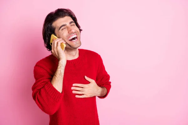 Portret van aantrekkelijke vrolijke man praten op de telefoon lachen grappig nieuws kopieerruimte advertentie geïsoleerd over roze kleur achtergrond — Stockfoto