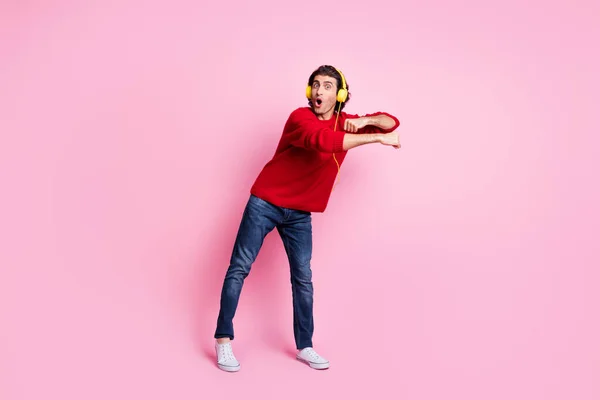 Full size foto di giovane uomo bello pazzo divertirsi spensierato godere di musica cuffie danza isolato su sfondo di colore pastello — Foto Stock