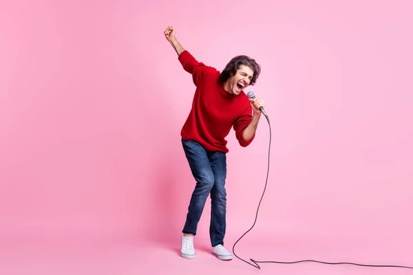 Corpo inteiro foto de jovem animado homem feliz sorriso desfrutar cantar canção microfone isolado sobre cor rosa fundo — Fotografia de Stock