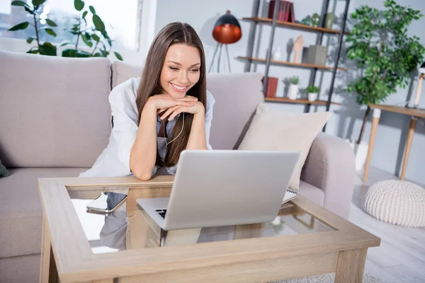 Foto di felice buon umore positivo bella donna sedersi divano godendo guardando film in laptop avendo pausa a casa — Foto Stock