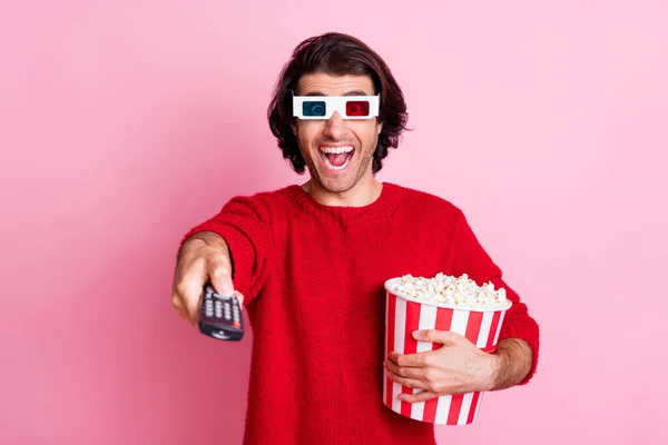 Foto retrato de engraçado rindo homem usando console assistindo comédia vestindo óculos 3d isolado no fundo cor-de-rosa pastel — Fotografia de Stock