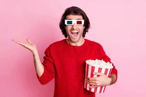 Photo portrait of funny laughing man watching comedy wearing 3d glasses keeping copyspace on hand isolated on pastel pink color background — Stock Photo, Image