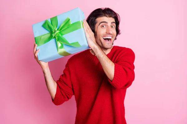 Foto retrato del hombre extático temblando presente cerca de la oreja escuchando adivinanzas que está dentro aislado sobre fondo de color rosa pastel —  Fotos de Stock