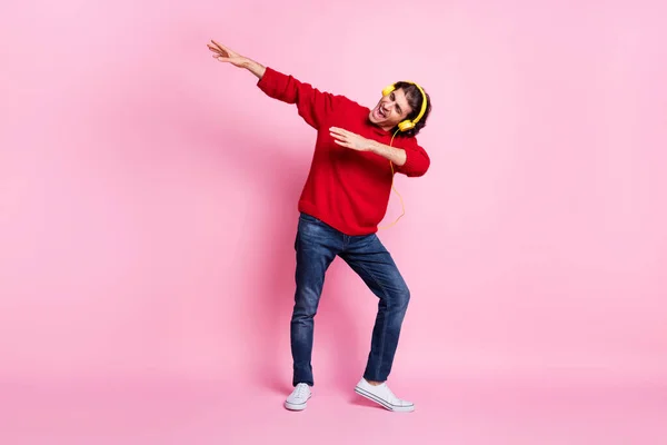 Pleine longueur photo de jeune homme excité heureux sourire positif danse mouvement profiter écouteurs de musique isolé sur fond de couleur pastel — Photo