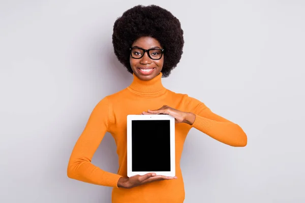 Portrait photo d'une jeune fille afro-américaine montrant une tablette avec un espace vide isolé sur fond gris clair — Photo