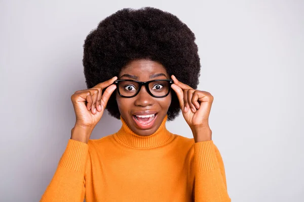 Retrato fotográfico de una loca mujer de piel negra emocionada tocando gafas con dos manos aisladas sobre fondo gris claro —  Fotos de Stock