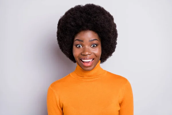 Retrato de atraente astonished curly hairstyle dark skin lady open mouth cant acreditar isolado no fundo de cor cinza — Fotografia de Stock