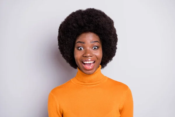 Zdjęcie młodej atrakcyjnej afro kobieta szczęśliwy pozytywny uśmiech podekscytowany zaskoczony wiadomości izolowane na szarym tle koloru — Zdjęcie stockowe
