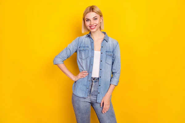 Foto retrato de chica rubia sonriendo usando jeans traje aislado vívido color amarillo fondo —  Fotos de Stock