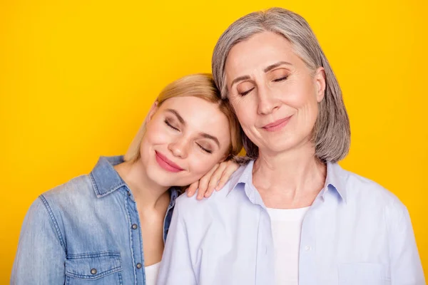 Φωτογραφία πορτρέτο της ονειρεμένης κόρης και της μητέρας χαμογελώντας ξοδεύοντας ελεύθερο χρόνο μαζί απομονωμένη ζωντανή κίτρινο χρώμα φόντο — Φωτογραφία Αρχείου