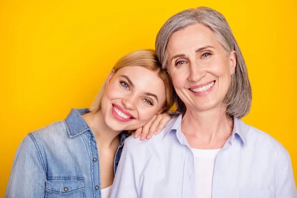 Fénykép portré lánya és anyja mosolygós együtt töltött idő elszigetelt élénk sárga színű háttér — Stock Fotó