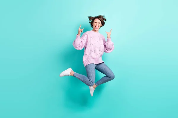 フル長さ写真のファンキー失礼な若い女性着用バイオレットセータージャンプ示すハードロックサイン隔離されたターコイズ色の背景 — ストック写真