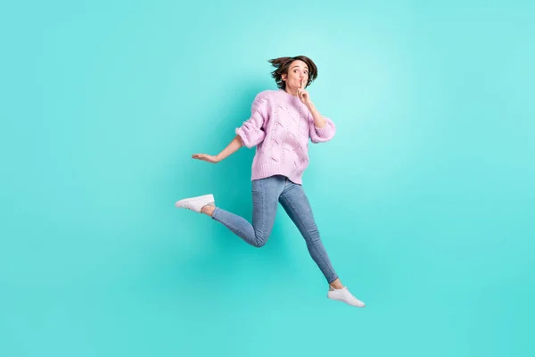 Foto de comprimento total de bonito engraçado jovem mulher usar camisola violeta salto pedir não contar segredos isolado cor turquesa fundo — Fotografia de Stock