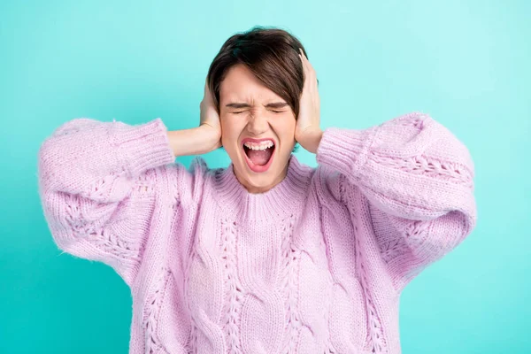 Foto de molesta joven mujer molesta usar brazos suéter violeta cerrar las orejas aislado color turquesa fondo — Foto de Stock