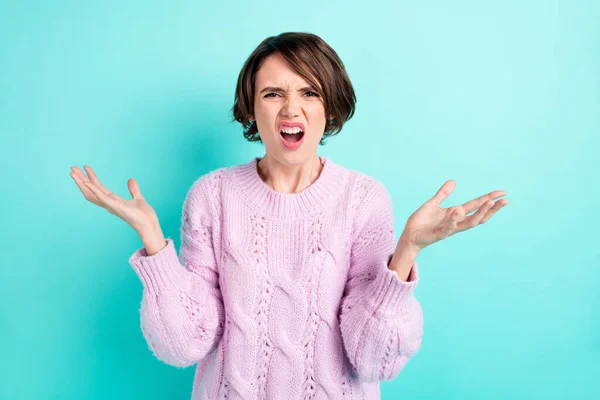 Фото сердитая расстроенная молодая женщина носить фиолетовый свитер поднимая руки кричать изолированный бирюзовый цвет фона — стоковое фото
