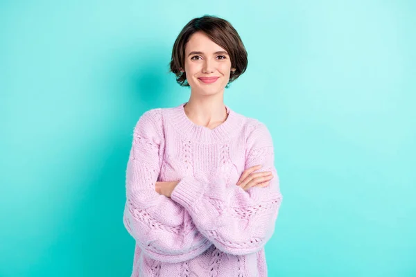 Foto van schattige charmante jonge vrouw dragen violette trui armen gekruist geïsoleerde turquoise kleur achtergrond — Stockfoto