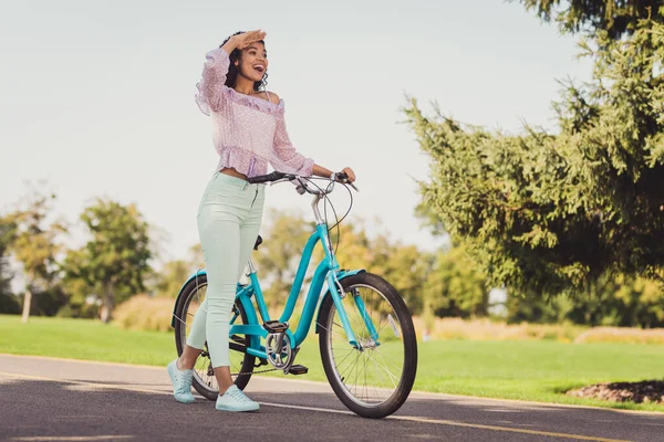 Foto de corpo inteiro de jovem menina africana alegre sorriso positivo feliz olhar para a frente parque da natureza bicicleta fim de semana de verão — Fotografia de Stock
