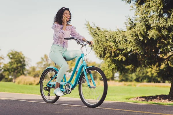 원문 기사보기 검은 갈색 피부 소녀가 자전거를 타는 모습이 담긴 전체 사진이 지난 여름 야외에서 공원 의나무에 전화를 걸고 있다. — 스톡 사진